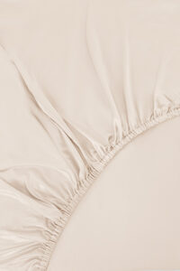 Close-up of elasticized corner detailing on MANITO Authentic Silk Fitted Sheet in ivory.