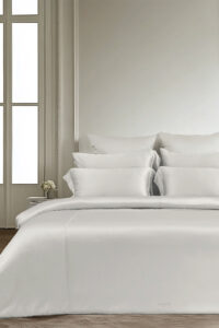 MANITO Classic Soft Light Bedding Set in white, featuring a fitted sheet, flat sheet, and two pillowcases.