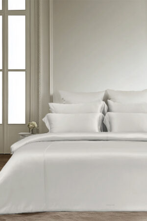 MANITO Classic Soft Light Bedding Set in white, featuring a fitted sheet, flat sheet, and two pillowcases.
