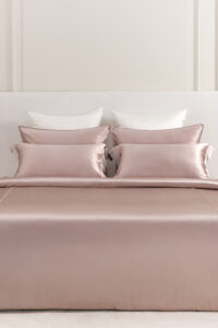 MANITO Classic Soft Light Bedding Set in soft pink, highlighting the smooth texture and lustrous sheen of the silk fabric.