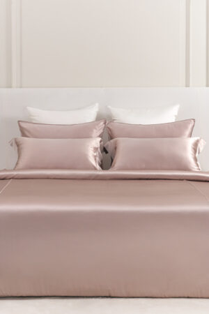 MANITO Classic Soft Light Bedding Set in soft pink, highlighting the smooth texture and lustrous sheen of the silk fabric.