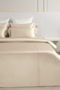 MANITO Classic Soft Light Bedding Set in champagne color, featuring a luxurious silk duvet and coordinated pillowcases.