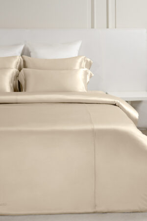 MANITO Classic Soft Light Bedding Set in champagne color, featuring a luxurious silk duvet and coordinated pillowcases.