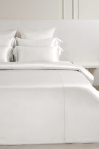 MANITO Classic Soft Light Bedding Set in pure white, highlighting the smooth, luxurious silk duvet and pillows.