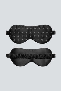 The Signature MT Silk Eye Mask is presented in a classic way, using the "M" and "T" from the MANITO logo as a motif.