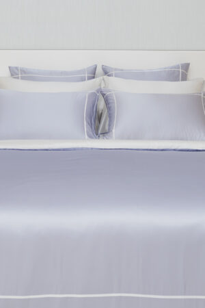 MANITO Fluora Silk Bedding Set with Fitted Sheet featuring elegant lilac tones and smooth mulberry silk finish.