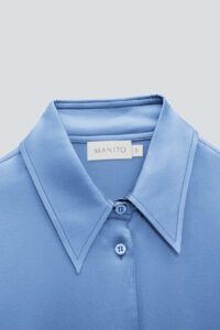 Close-up of the Vibrant Silk Shirt collar in blue, detailed with a classic sharp cut.