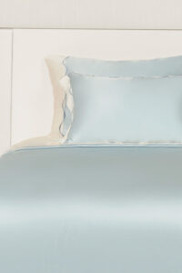 Ocean Wave Bedding Sets with Fitted Sheet-4 Pieces feature baby blue and white tones, piped edges, and wave embroidery for soft, restful sleep.