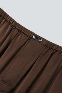 Elastic waistband with double button closure on brown MANITO Ribbon pajama pants.