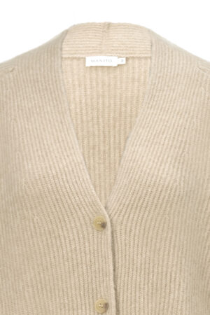 Close-up of Wunder Cardigan collar and shoulder, showing soft ribbing and the smooth touch of silk and cashmere.