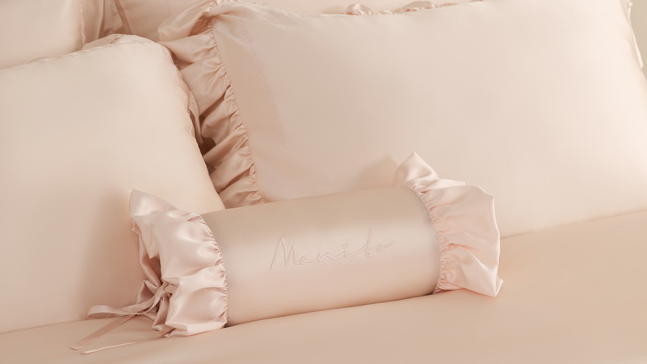 Chic blush silk bedding collection, showcasing how silk sheets help avoid unpleasant odors