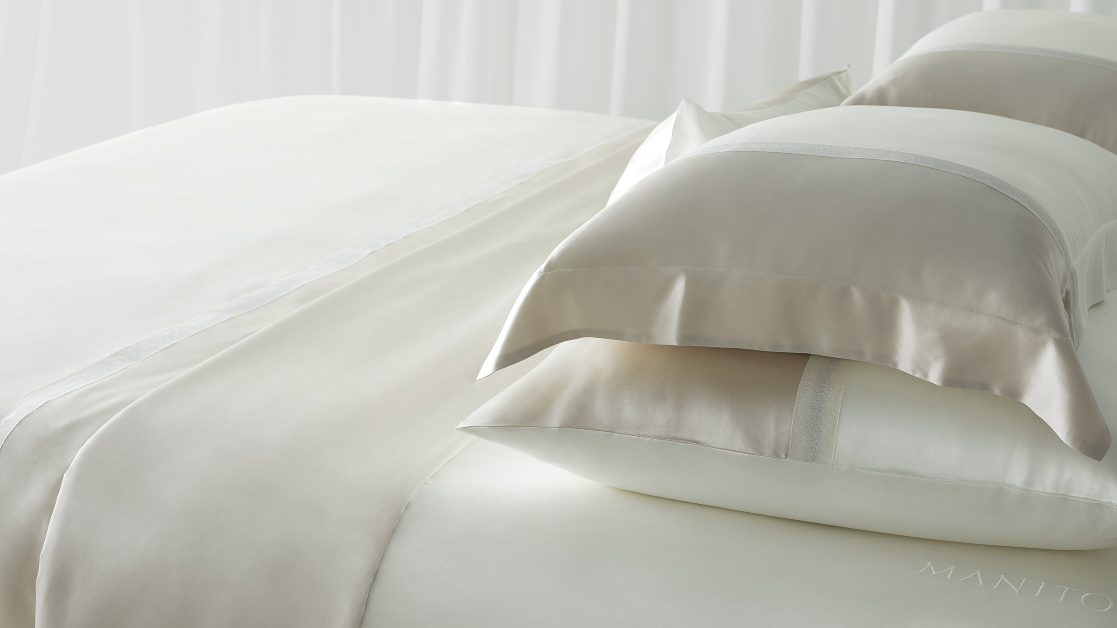 Elegant cream flat sheets without any dandruff