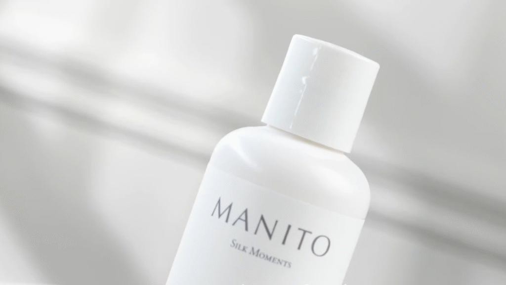 A bottle of laundry soap that meets various washing needs by keeping clothes soft and fluffy.